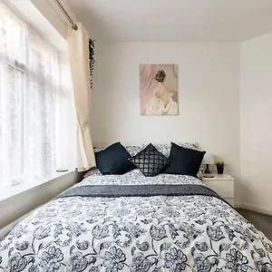  Apartment Moydom Cosy Sleeps 4 With Self Breakfast & Carpark